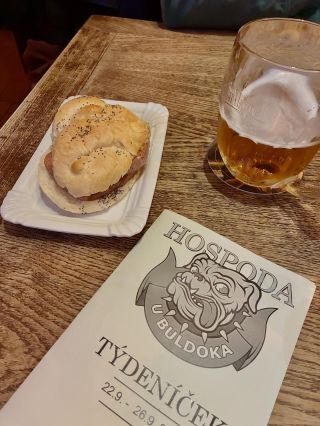 Weekend mood 🍺✨ Když je sekaná v housce takhle naservírovaná, tak i víkendová klasika vypadá sakra sexy 😎 #vratnekrabicky...